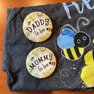 🐝GENDER REVEAL🍯 Mom to Bee T-shirt in soft semi-fitted adult medium.